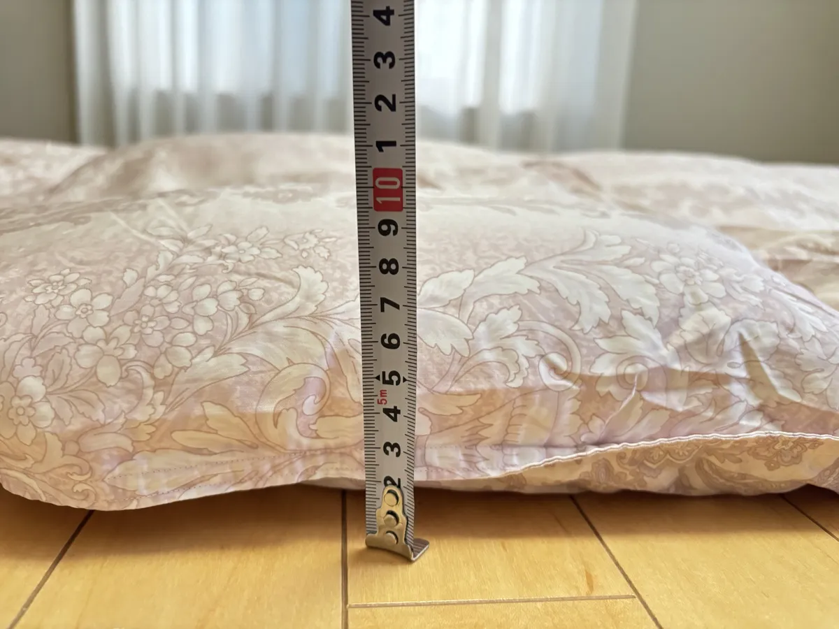 クリーニング後の羽毛布団の厚み（約10cm）